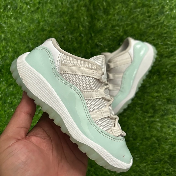 Youth AJ 11 Low ‘Igloo’ - Size 11C - Great Condition, Clean And Ready To Wear - Picture 3 of 9